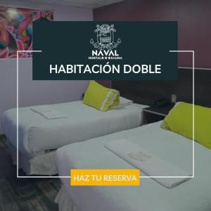 拉巴斯Hostal NAVAL的两张位于酒店客房的床,配有吸水双人床