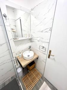 赫瓦尔Sun&Fun Studio Apartment的白色的浴室设有水槽和卫生间。