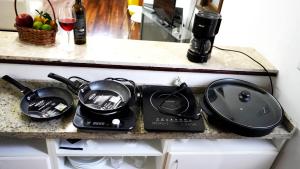 阿雷格里港Casinha的厨房柜台上放着两个锅碗瓢盆