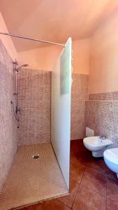 里瓦利古雷阿苏拉布瑞齐纳农家乐的带淋浴、卫生间和盥洗盆的浴室
