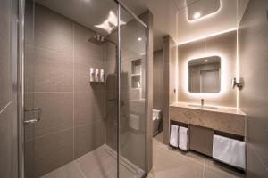 首尔Comfort inn Yeouido的带淋浴和盥洗盆的浴室