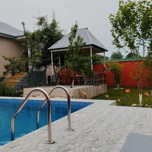 盖贝莱Samist Villa的一个带游泳池和凉亭的度假胜地