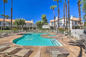 棕榈荒漠Newly Renovated Palm Desert Condo Community Pool!的一个带椅子的游泳池,棕榈树