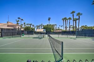 棕榈荒漠Newly Renovated Palm Desert Condo Community Pool!的两个棕榈树网球场