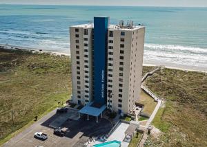 马士腾海滩Gulf view 8th floor condo, with boardwalk to the beach and pool的靠近大海的高楼空中景观