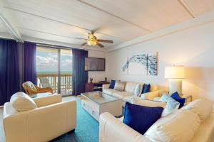 马士腾海滩Gulf view 8th floor condo, with boardwalk to the beach and pool的带沙发和吊扇的客厅