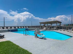 马士腾海滩Gulf view 8th floor condo, with boardwalk to the beach and pool的一座大楼顶部的游泳池