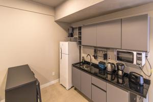 阿雷格里港Studio Residencial 4º Distrito的厨房配有冰箱和微波炉。