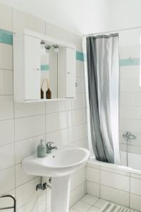 克拉法吉亚Grey House的白色的浴室设有水槽和淋浴。