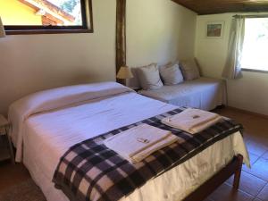 新弗里堡Pousada Mariza的一间卧室配有一张床和一张沙发