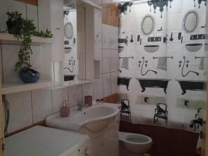 GoníaiPopi's Apartment的浴室设有水槽和奶牛淋浴帘