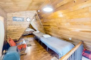 莱文沃思Copper Top Chalet的木墙内带两张床的房间