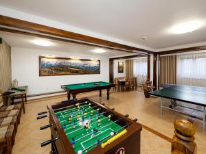 布科维纳-塔钱斯卡Willa Roztoka & SPA - idealne miejsce dla Twojej rodziny的一间带台球桌和乒乓球桌的房间