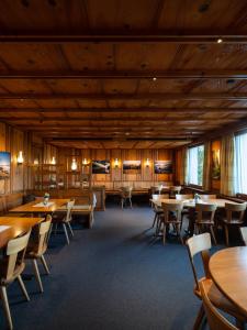 Menzberg蓝德加斯托夫梦兹伯格酒店的用餐室配有木桌和椅子