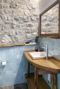 BallabioBALLABIO LAKE - Rustic Chic Retreat的一间带水槽和石墙的浴室