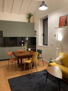 波尔图Oporto city center charming house的一间带桌椅的客厅和一间厨房