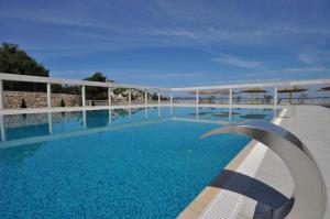 德拉格ARIA Mobile Home, Oaza Mira 5 Star Camping, Dalmatia的度假村内的一个蓝色海水游泳池