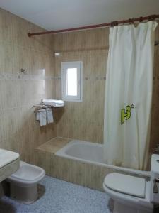 尼哈尔Hotel Balisa的带浴缸、卫生间和盥洗盆的浴室