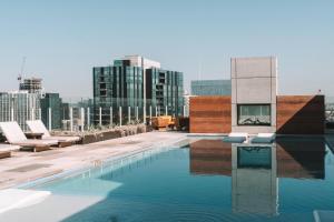2BD Condo-Rainey St-Best views-RT Pool