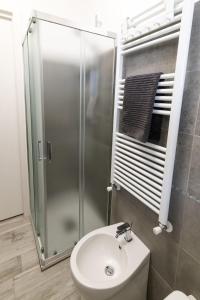马里诺Casa Larry的带淋浴、卫生间和盥洗盆的浴室