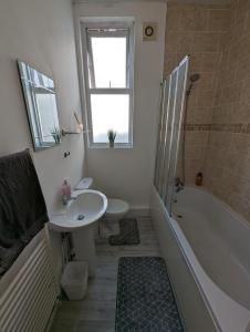 Kent1 bedroom flat in Gravesend的一间带水槽、浴缸和卫生间的浴室