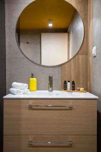 雅典福若格斯住宿加早餐旅馆的一间带水槽和镜子的浴室