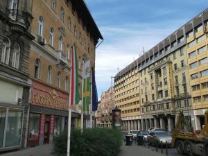 布达佩斯机车旅馆的街道上拥有建筑和汽车的城市街道