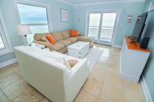 新士麦那海滩Sea Coast Gardens II 401的带沙发和电视的客厅
