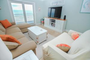 新士麦那海滩Sea Coast Gardens II 401的带沙发和平面电视的客厅