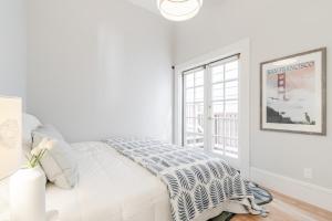 旧金山STYLISH AND SPACIOUS 2ND Flr 2 BR VICTORIAN HOME的白色的卧室设有床和窗户