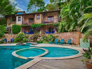 伦索伊斯普萨达塞拉诺别墅酒店的一座带游泳池和大楼的度假村