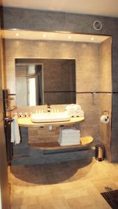 阿维尼翁圣玛尔特公寓式酒店的一间带水槽和镜子的浴室
