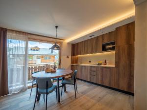 利维尼奥Deschana Lodge的厨房以及带桌椅的用餐室。