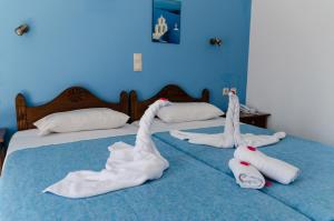 耶奥伊乌波利斯阿纳托利海滩酒店 的两张床,上面有白色毛巾