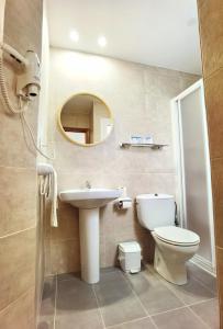 桑特费柳德吉克索尔斯Hostal Noray的一间带水槽、卫生间和镜子的浴室