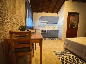 梅加利阿莫斯Spitaki Guest House的厨房配有桌椅和1张床