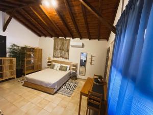 梅加利阿莫斯Spitaki Guest House的一间卧室设有一张床和木制天花板