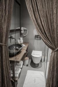 阿菲托斯King’s & Queen’s的浴室设有卫生间和带窗帘的盥洗盆。