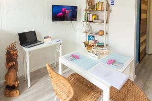 佩罗Casetta Azzurra的一张白色的桌子,上面有一台笔记本电脑