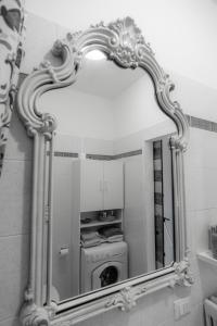 佩罗Casetta Azzurra的浴室设有镜子和洗衣机
