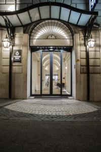 罗马room Select Via Veneto的一座带大玻璃门的建筑的入口