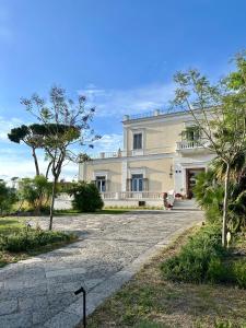 托雷德尔格雷科Villa De Cillis Carafa的前面有车道的大型白色房屋
