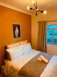 SiġġiewiLovely 3 bedroom in Siggiewi的一间卧室配有一张带橙色墙壁的大床