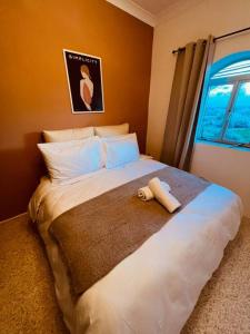 SiġġiewiLovely 3 bedroom in Siggiewi的一间卧室配有一张床,床上有毛巾