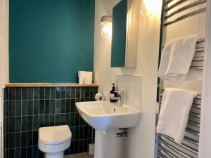 KentSoHot Stays Funfair Apt Sleep 6 Central的一间带水槽和卫生间的浴室