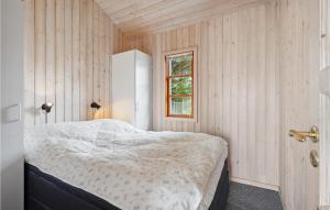埃斯比约Gorgeous Home In Esbjerg V With House Sea View的卧室配有木墙内的一张床