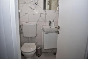 普纳特Villa Rosa Rooms的一间带卫生间和水槽的浴室