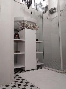 里约热内卢Studio Leblon的白色的浴室设有水槽和淋浴。