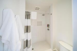 旧金山贝克汽车旅馆的带淋浴和浴帘的浴室