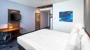 乌得勒支乌得勒支帕蓬多普智选假日酒店的客房设有1张床、1张办公桌和1台电视。